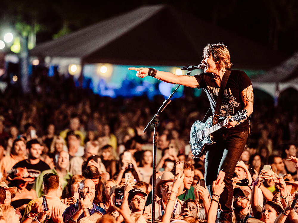 Watch Keith Urban Invite Fan Onstage to Perform “Good Thing”