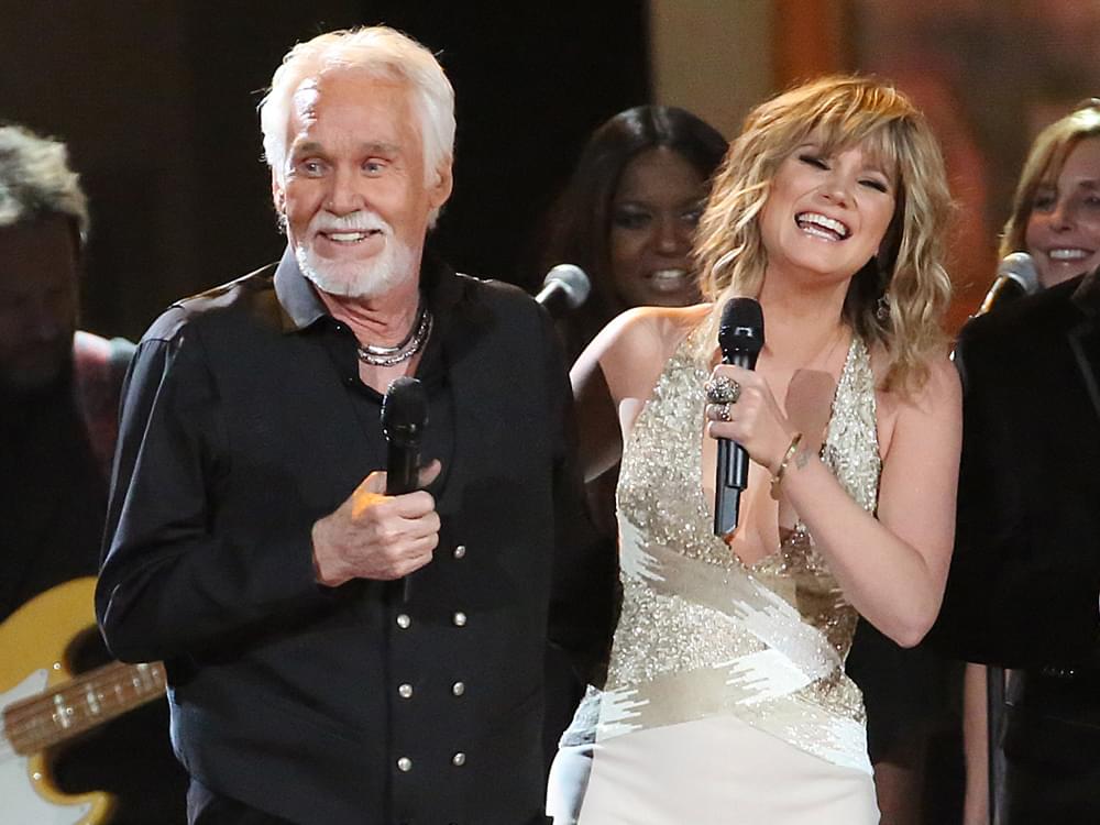 Watch Jennifer Nettles Honor Kenny Rogers by Singing “Don’t Fall in Love With a Dreamer” on CMT TV Special