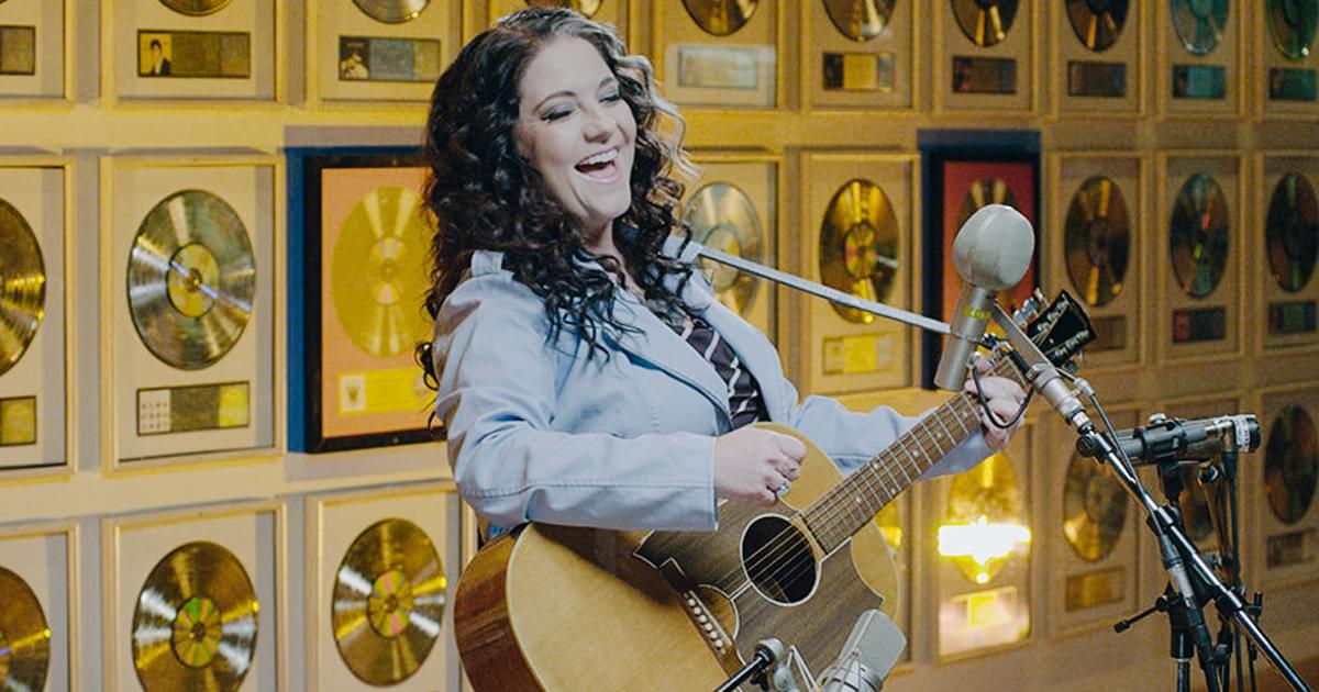 Watch Ashley McBryde Honor Loretta Lynn by Singing “You’re Lookin’ at Country” at the Hall of Fame