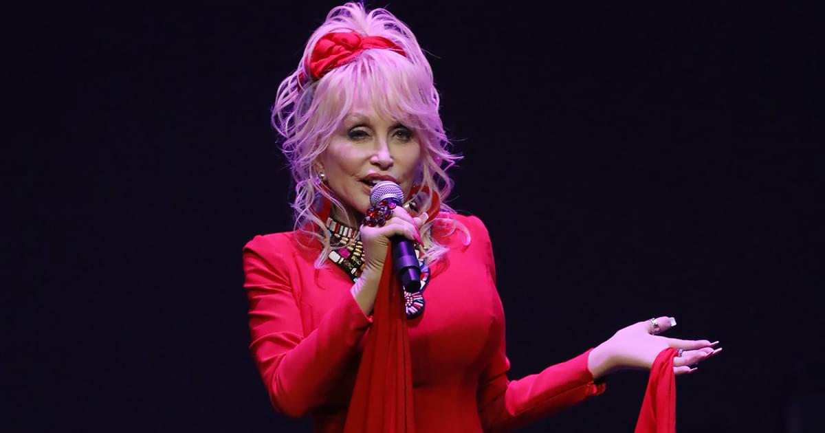 Watch Dolly Parton Perform “Holly Jolly Christmas” as Part of the Macy’s Thanksgiving Parade