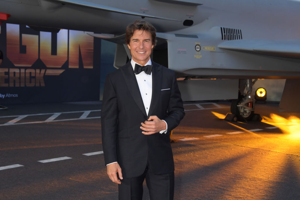 Tom Cruise Hangs Off a Plane!!!!