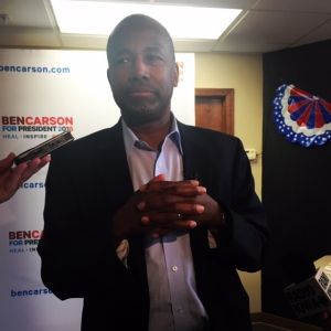 GOP presidential candidate Ben Carson speaks to reporters in Urbandale.  (photo by Sarah Beckman) 