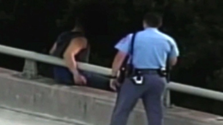 Cop’s stunning move to suicidal man