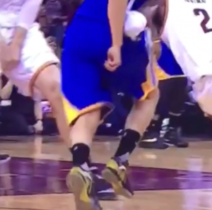 ▶︎ Klay injures thigh on dirty screen from Mozgov