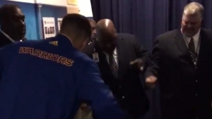 ▶︎ Curry dances with ushers pregame