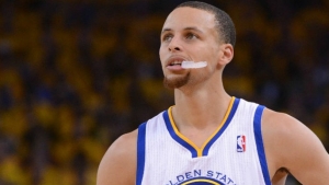 ▶︎ Curry reenacts throwing mouthpiece at celebrity golf tournament
