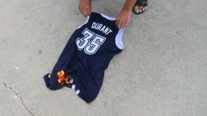 ▶︎ Thunder fans waste no time burning Kevin Durant jerseys