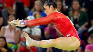 Raiders tight end successfully lands date with gold medalist Aly Raisman