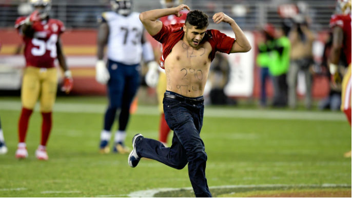 Kevin Harlan delivers classic radio call of 49ers fan running on field