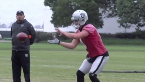Derek Carr’s pinkie looks good to go at Raiders practice on Wednesday