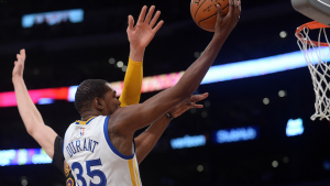 Draymond Green hurts ankles as Warriors blow out Lakers 109-85