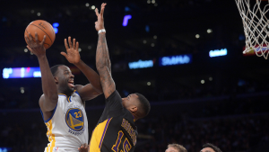 Draymond Green leaves Lakers game after falling on Ian Clark