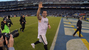 Derek Carr joins only Rich Gannon with impressive feat in Chargers win