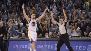 Joe Lacob presents Klay Thompson with rose after 60-point performance