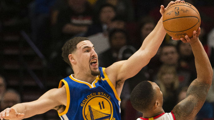 Curry-less Warriors squander 21-point lead, survive scare in Portland 113-111