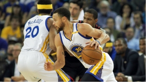 Warriors blast Rockets late, improve winning streak to 10 games