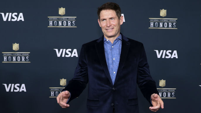 Steve Young stops by 49ers facility, chats with Shanahan and Lynch