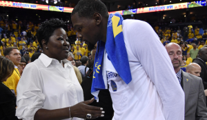 Steph and KD’s moms celebrate in tunnel after Game 3