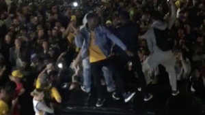 Curry shouts out Dub Nation with fans dancing on car video