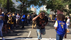 Cavs fan wearing LeBron jersey booed at Warriors parade