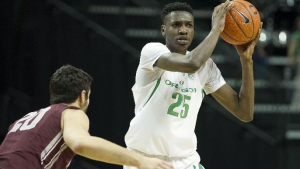 Warriors agree to two-way contract with another Oregon forward [report]
