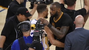 LeBron: Stephen Curry ‘should be getting $400 million this summer’