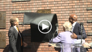 Watch Barry Bonds help unveil his own plaque on Giants Wall of Fame
