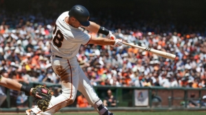 Giants cash in on Pirates’ defensive blunder, clinch series win