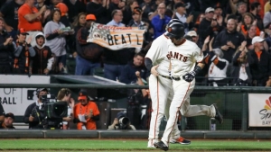Tomlinson carries Giants against Dodgers, but shortstop regrets errant throw