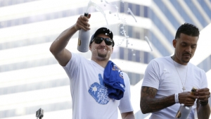 Thompson willing to take less money to keep Warriors together [report]