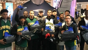 Steph Curry hooks up Boston high school team with Curry 4s