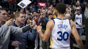 Warriors race away from Rockets in fourth quarter behind Curry, Thompson