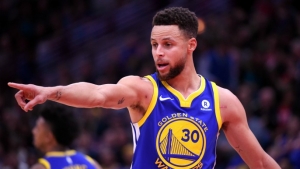 Warriors survive scare in Chicago, tie franchise record with 14th straight road win