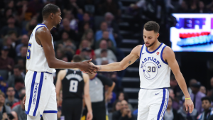 Warriors overcome 25 turnovers, beat Kings by double-digits
