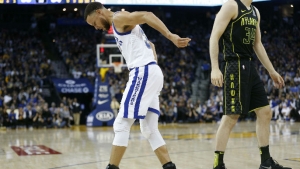 Curry has Grade 2 MCL sprain, to be re-evaluated in three weeks [report]
