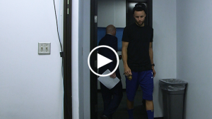 Curry shows sense of humor about knee in first interview since injury