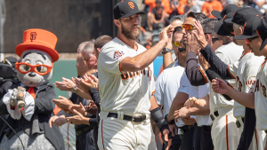 Doctors remove pins in Bumgarner’s hand, Bochy updates expected return [report]