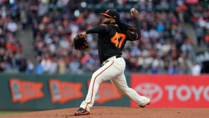 Giants come from behind to beat Dodgers, split doubleheader