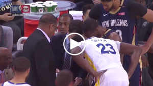 Draymond listens in on Pelicans huddle during timeout