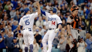 Giants continue tailspin, drop second straight to Dodgers