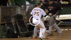 Pence ties game in 9th inning after controversial double into Giants bullpen