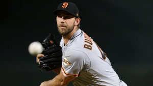 Giants blow out Diamondbacks by seven in first game of crucial series