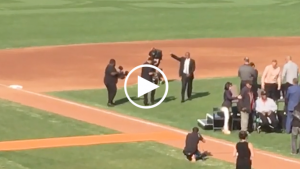 Barry Bonds enters AT&T Park to standing ovation before number retirement
