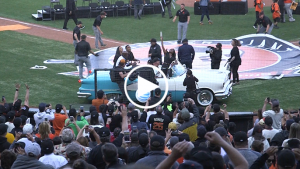 Bonds signs and throws balls, takes lap around field in vintage car after number retirement
