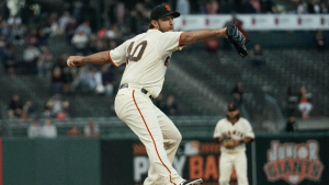 Giants walk off in ninth after Bumgarner battles for seven shutout innings
