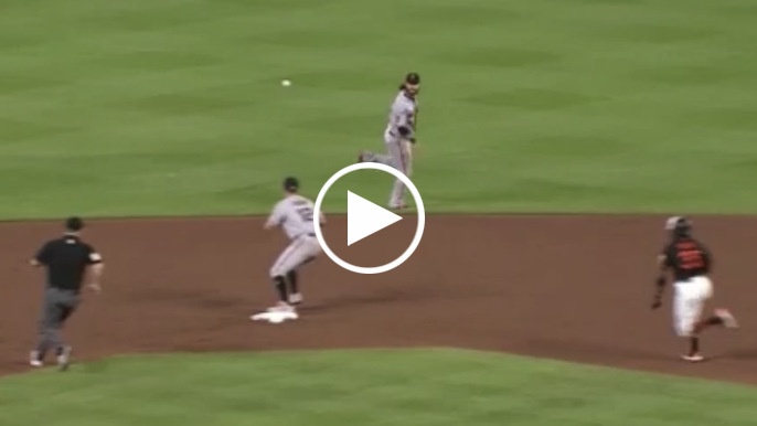 Brandon Crawford saves run with incredible defensive play