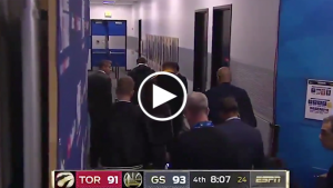 Klay Thompson leaves Oracle Arena on crutches