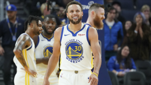 Stephen Curry posts photo of cast on broken left hand