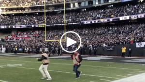 Raiders fans boo, throw trash as team leaves field after final game in Oakland
