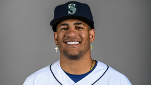 Giants claim ‘intriguing project’ from Mariners